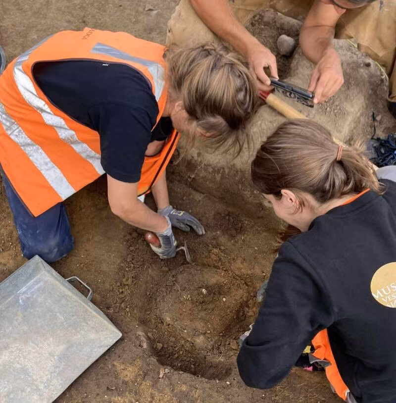 Trải qua gần 3.000 năm, 2 thanh giáo đã bị ăn mòn bởi tác động của môi trường và các yếu tố thời tiết. Qua kiểm tra, các nhà khảo cổ nhận định chúng là những ngọn giáo độc nhất vô nhị từng được tìm thấy ở châu Âu từ trước đến nay. Ảnh: Museum Vestsjælland.