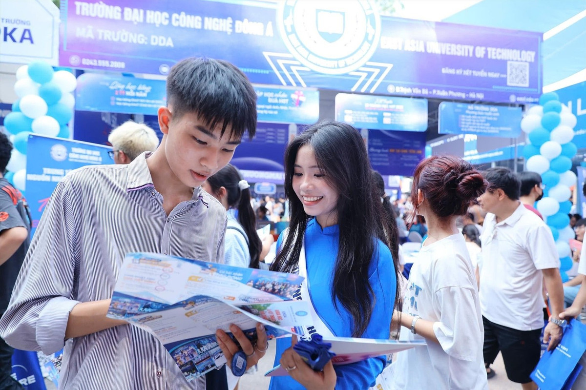 Thí sinh tìm hiểu thông tin đăng kí nguyện vọng xét tuyển ÐH năm 2025. Ảnh: Nam Trần