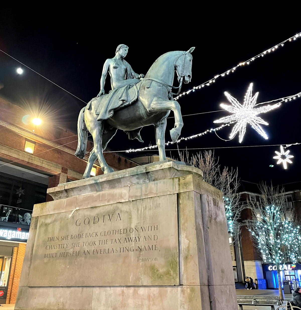 Cảm động trước lòng dũng cảm của vợ, lãnh chúa Leofric đã giữ đúng lời hứa là giảm thuế cho người nông dân. Bá tước Godiv được người dân kính trọng, ngưỡng mộ bởi tấm lòng nhân hậu và sự táo bạo vượt tầm thời đại. Ảnh: pintsofhistory.