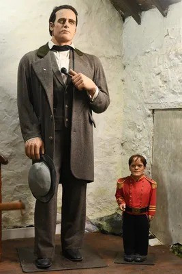 Vào năm 1849, PT Barnum đã mời ông MacAskill tham gia gánh xiếc lưu động của mình. Barnum nổi tiếng với gánh xiếc gồm nhiều người "đặc biệt" như người thấp nhất, cao nhất, già nhất... Các buổi biểu diễn do Barnum tổ chức thu hút rất đông khán giả giúp đem về nguồn thu lớn. Ảnh: Rain Salazar / Atlas Obscura User.