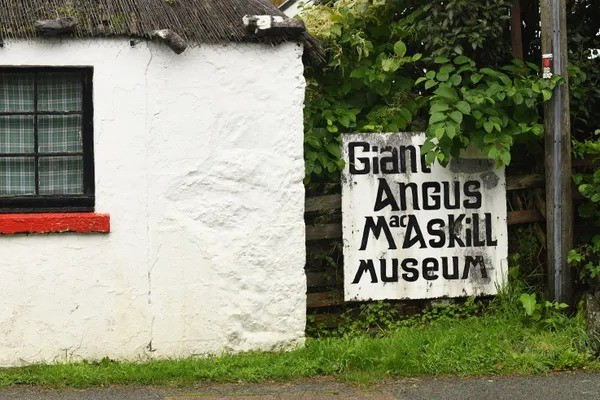 Hầu hết những người quen đánh giá MacAskill là một người có thái độ ôn hòa. Ông có giọng nói nhỏ nhẹ, đôi mắt xanh thẳm hiền hậu. Ảnh: Rain Salazar / Atlas Obscura User.