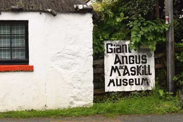 Hầu hết những người quen đánh giá MacAskill là một người có thái độ ôn hòa. Ông có giọng nói nhỏ nhẹ, đôi mắt xanh thẳm hiền hậu. Ảnh: Rain Salazar / Atlas Obscura User.