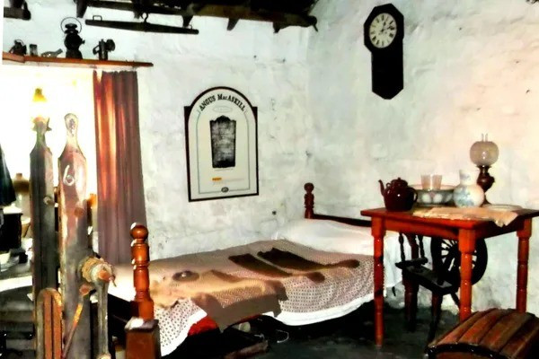 Vào thời kỳ đỉnh cao sự nghiệp biểu diễn, MacAskill từng được mời tới biểu diễn tại lâu đài Windsor. Nữ hoàng Victoria hài lòng với màn biểu diễn của người khổng lồ này và được cho là đã thưởng cho ông 2 chiếc nhẫn vàng. Ảnh: Tiger, CC BY-SA 2.0.