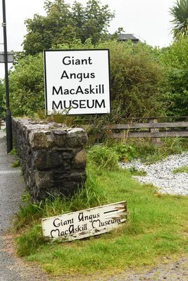 MacAskill sinh năm 1825 tại Scotland. Khi còn nhỏ, gia đình ông chuyển đến Nova Scotia, Canada. Mặc dù cha mẹ có chiều cao trung bình nhưng ông bắt đầu phát triển nhanh chóng sau khi ở tuổi thiếu niên. Không lâu sau, quần áo và đồ dùng của ông MacAskill phải được làm riêng cho phù hợp với chiều cao. Ảnh: Rain Salazar / Atlas Obscura User.