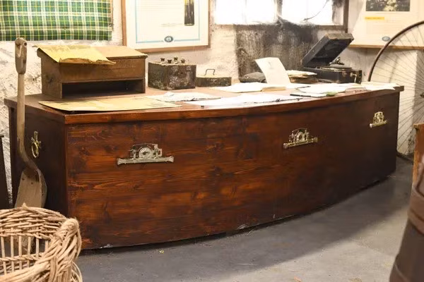 Thêm nữa, MacAskill còn trổ tài biểu diễn sức mạnh phi thường của mình khiến khán giả thích thú. Một số người ca ngợi rằng, ông có sức mạnh bằng 6 người đàn ông bình thường cộng lại. Ảnh: Rain Salazar / Atlas Obscura User.