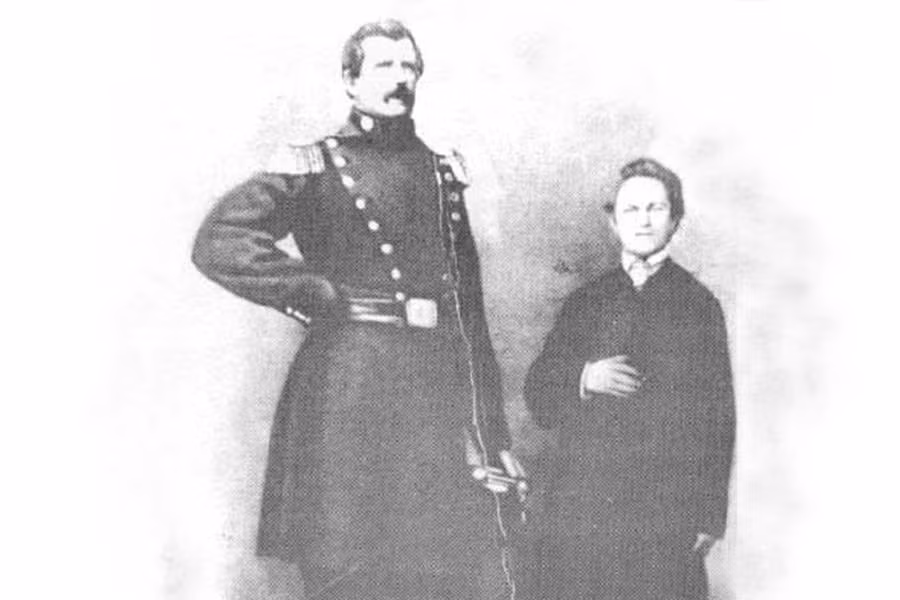 Trong ấn bản năm 1981, Sách Kỷ lục Guinness Thế giới ghi nhận Angus MacAskill là người đàn ông khỏe nhất, người khổng lồ không bệnh lý cao nhất và "người khổng lồ tự nhiên" cao lớn nhất lịch sử nhân loại khi sở hữu chiều cao 2,36m. Ảnh: Wikimedia Commons.