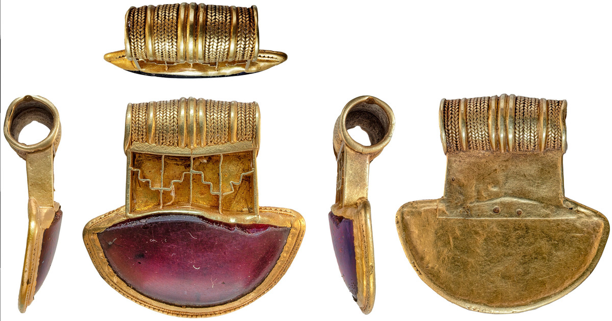 Do không tìm thấy bất cứ bộ hài cốt nào bên cạnh kho báu trên nên các chuyên gia suy đoán ai đó có thể cố tình sưu tầm các món trang sức này rồi chôn chúng để bảo quản hoặc dùng trong một nghi lễ. Ảnh: thehistoryblog.com.