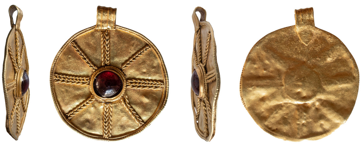 Hiện vật nặng nhất trong kho báu là một mặt dây chuyền hình chữ D nặng khoảng 6,7 gram. Viên ngọc hồng lựu lớn được gắn vào một ô vàng hình vỏ sò ở phía dưới mặt dây chuyền. Theo nhà khảo cổ học Lisa, hình vỏ sò tự nó đã mang ý nghĩa biểu tượng quan trọng, thường được liên kết với sự sinh sản và có thể mang ý nghĩa tôn giáo. Ảnh: thehistoryblog.com.