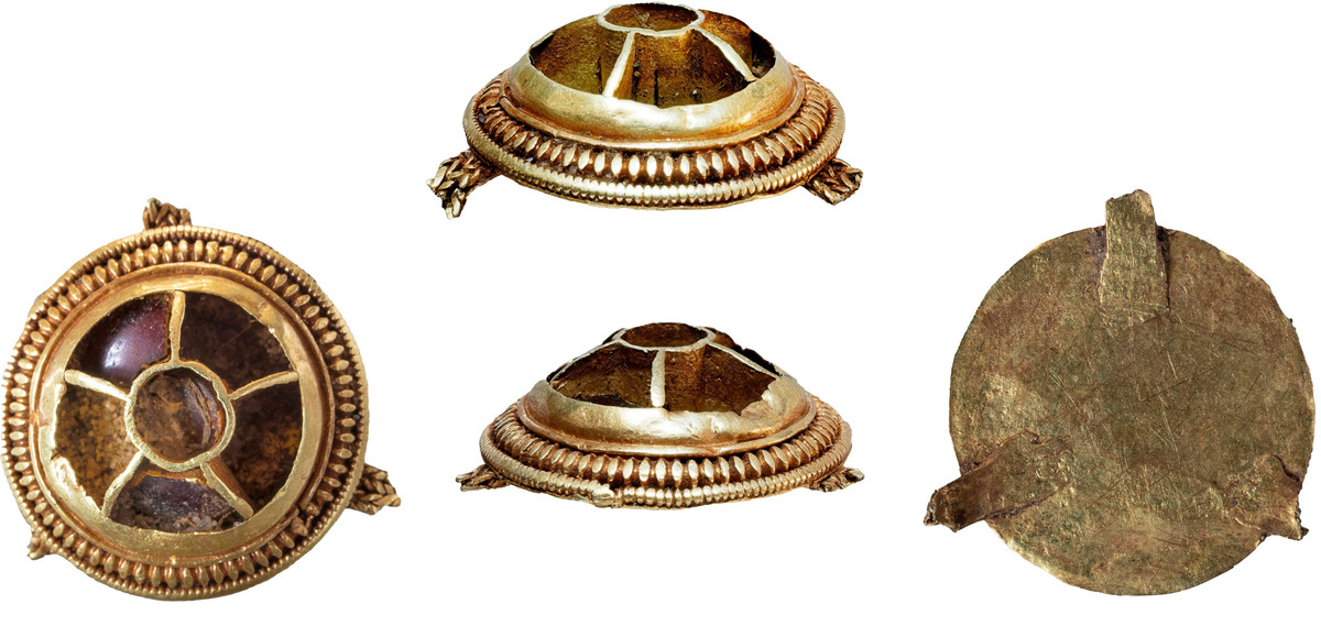 Tuy nhiên, cách mà người thợ kim hoàn thu thập chúng vẫn còn gây tranh cãi. Bởi lẽ, một giả thuyết cho rằng, những kẻ trộm mộ thường nhắm mục tiêu vào mộ của những phụ nữ có địa vị cao để lấy trộm những đồ trang sức quý giá của họ. Chúng có thể trộm những hiện vật trên rồi đem giấu đi nhưng không biết vì lý do gì mà không quay lại lấy. Ảnh: thehistoryblog.com.