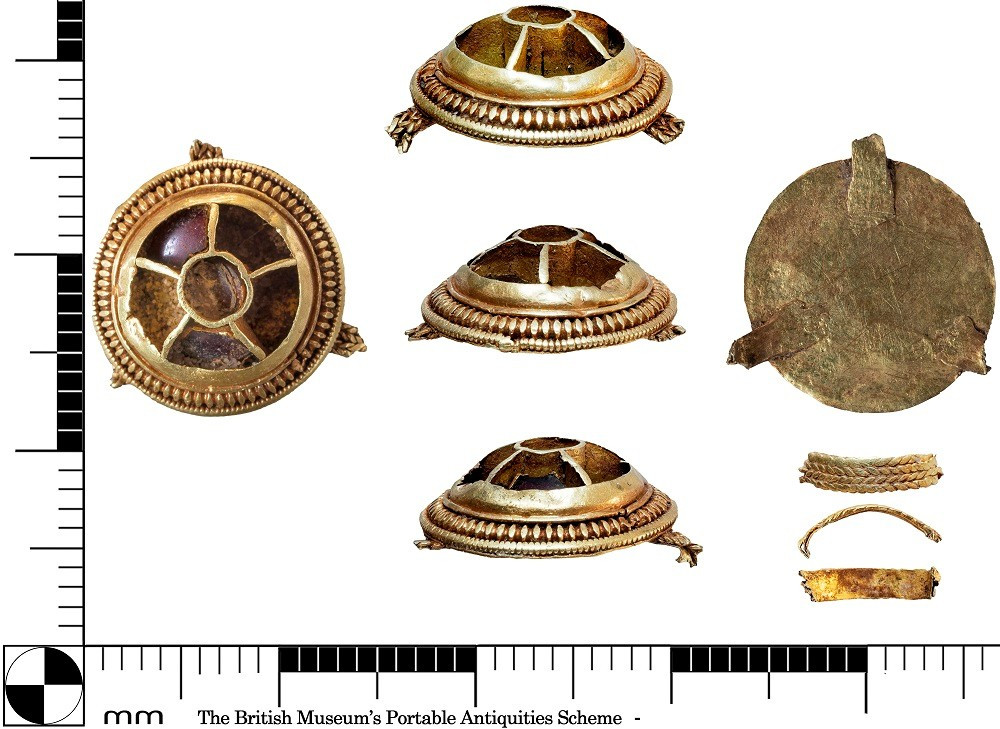 Thêm nữa, những mặt dây chuyền trên cũng có dấu hiệu hao mòn, hư hỏng và sửa đổi. Điều này có nghĩa là chúng có thể là đồ cổ - ít nhất 60 năm tuổi - vào thời điểm được chôn cất. Ảnh: thehistoryblog.com.