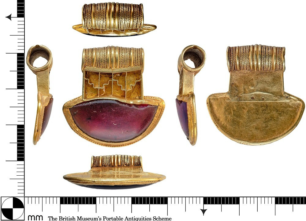 Sau khi tìm thấy kho báu trên, những người dò kim loại đã báo cáo phát hiện của mình với Portable Antiquities Scheme (PAS) - dự án phân tích và bảo tồn các hiện vật có giá trị được tìm thấy ở Vương quốc Anh. Ảnh: thehistoryblog.com.