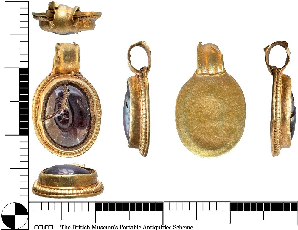 Nhà khảo cổ học Lisa giải thích rằng, mặc dù mặt dây chuyền bằng vàng và ngọc hồng lựu khá phổ biến đối với phụ nữ thuộc tầng lớp thượng lưu ở Anh sống vào thế kỷ 7 nhưng các chuyên gia thường tìm thấy chúng trong các ngôi mộ, chứ không phải là một nhóm trên sườn đồi. Ảnh: thehistoryblog.com.