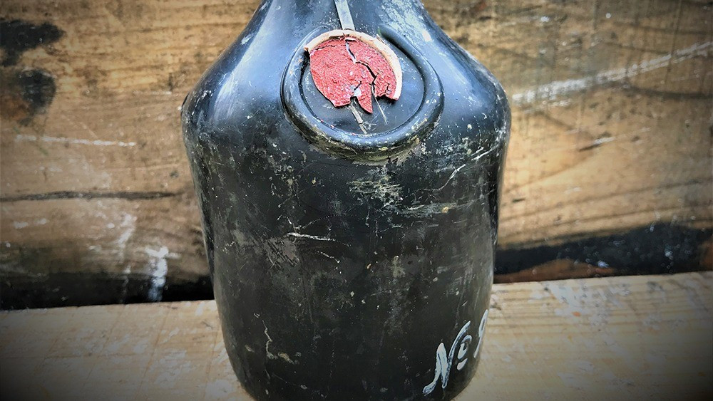 Ngoài rượu, thợ lặn còn trục vớt được một số bộ phận của khẩu súng lục Luger, viên đạn từ xác tàu Kyros. Ngoài ra, bản kê khai hàng hóa cũng cho thấy con tàu chở thép và linh kiện máy móc, có thể là để hỗ trợ cho Nga trong Thế chiến 1. Ảnh: Ocean X Team.