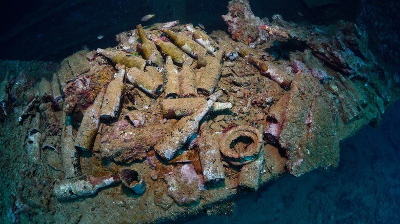 Xác tàu Kyros bị hư hại do lưới đánh cá trong suốt thế kỷ 20. Mãi đến năm 1999, người ta mới phát hiện xác tàu này. Sau hơn 100 năm, những chai rượu cognac “De Haartman &amp; Co” và rượu Benedictine đã được trục vớt từ đáy đại dương, ở độ sâu 77m so với mặt biển. Ảnh: Nigel Marsh/iStock.