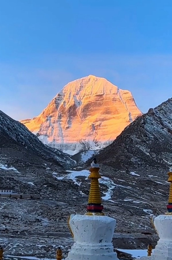 Ngọn núi Kailash có hình kim tự tháp này có bốn mặt riêng biệt và không giống bất kỳ ngọn núi nào khác. Đỉnh núi phủ tuyết trắng vĩnh cửu càng làm tăng thêm vẻ huyền bí cho danh tiếng của nó. Ảnh Cát Khánh
