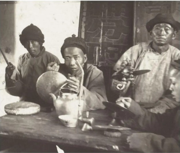 Bức ảnh cuối cùng là hình ảnh các nghệ sĩ dân gian biểu diễn trong các đám cưới và đám tang. Đối với người xưa, đám cưới và đám tang đều là những sự kiện trọng đại trong đời. Gia đình không chỉ chi rất nhiều tiền để tổ chức mà còn mời các nghệ sĩ dân gian đến biểu diễn, góp phần tạo nên không khí náo nhiệt. Các nghệ sĩ thường sử dụng kèn bầu và trống để khuấy động không khí, tạo nên những giai điệu đặc sắc, mang đậm bản sắc văn hóa vùng miền.