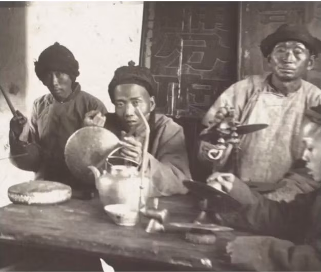 Bức ảnh cuối cùng là hình ảnh các nghệ sĩ dân gian biểu diễn trong các đám cưới và đám tang. Đối với người xưa, đám cưới và đám tang đều là những sự kiện trọng đại trong đời. Gia đình không chỉ chi rất nhiều tiền để tổ chức mà còn mời các nghệ sĩ dân gian đến biểu diễn, góp phần tạo nên không khí náo nhiệt. Các nghệ sĩ thường sử dụng kèn bầu và trống để khuấy động không khí, tạo nên những giai điệu đặc sắc, mang đậm bản sắc văn hóa vùng miền.