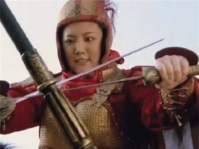 Mặc dù đỡ được viên đá đầu nhưng Lâm Xung không thể tránh được viên đá thứ hai của Cừu Quỳnh Anh. Do đó, Lâm Xung bị thương ở đầu và chảy máu nên buộc phải rút lui.