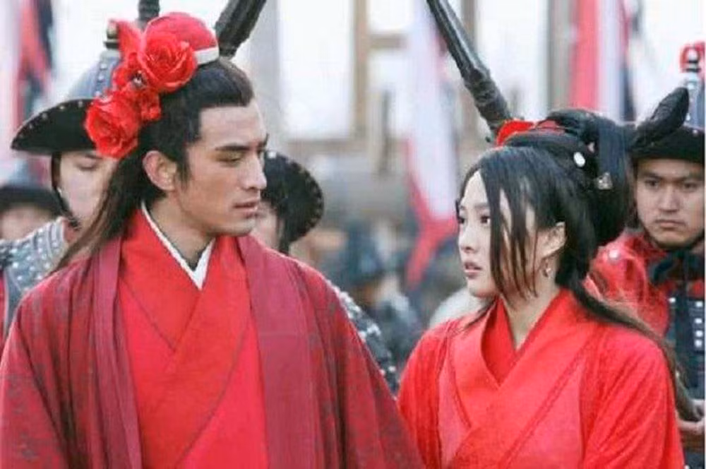 Tiếp đến, trong trận thứ hai, Quỳnh Anh đối đầu với Hỗ Tam Nương - vợ của Vương Anh. Xét về năng lực chiến đấu, Hỗ Tam Nương mạnh hơn Vương Anh rất nhiều. Dù vậy, khi giao chiến với Cừu Quỳnh Anh, Hỗ Tam Nương không thể giành chiến thắng.