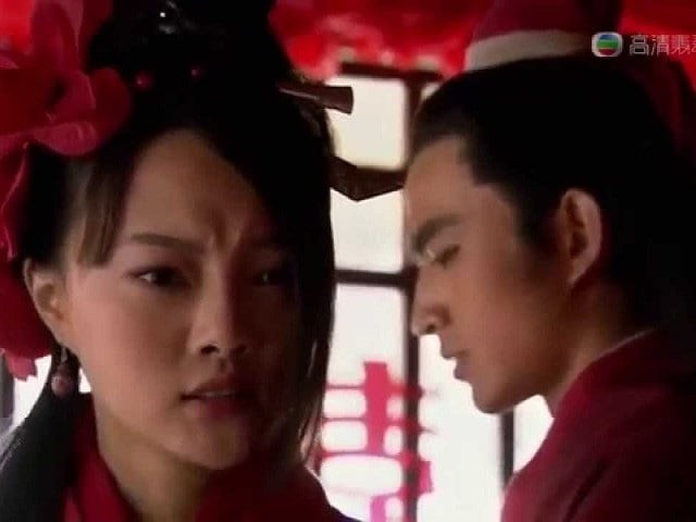 Trong đó, người thứ nhất giao chiến với Cừu Quỳnh Anh là “Nụy Cước Hổ” Vương Anh - người xếp thứ 58 trong số 108 anh hùng Lương Sơn Bạc. Trong trận chiến này, Quỳnh Anh thể hiện võ nghệ xuất chúng khiến Vương Anh bị đánh ngã ngựa.