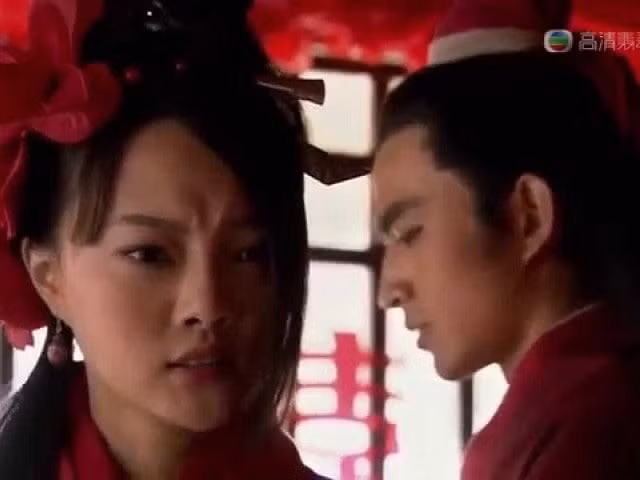 Trong đó, người thứ nhất giao chiến với Cừu Quỳnh Anh là “Nụy Cước Hổ” Vương Anh - người xếp thứ 58 trong số 108 anh hùng Lương Sơn Bạc. Trong trận chiến này, Quỳnh Anh thể hiện võ nghệ xuất chúng khiến Vương Anh bị đánh ngã ngựa.