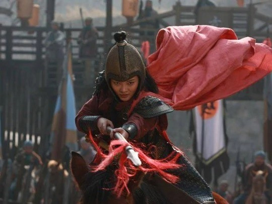 Trong đó, Báo Tử Đầu Lâm Xung là một trong những võ tướng mạnh nhất trên Lương Sơn Bạc. Ban đầu, Quỳnh Anh giả vờ rút lui khi nhận thấy khó có thể giành chiến thắng. Thấy vậy, Lâm Xung đuổi theo nhưng bất ngờ bị nữ tướng này dùng phi thạch phản công.