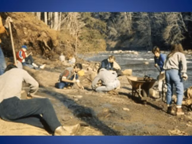 Mẫu vật Traskasaura sandrae đầu tiên được khai quật vào năm 1988 tại Haslam Formation trên Đảo Vancouver và được các nhà khoa học mô tả chính thức vào năm 2002. Mẫu hóa thạch này được xác định có niên đại từ 86 triệu đến 83 triệu năm trước. Đây là hóa thạch của một cá thể trưởng thành. Ảnh: metro.co.uk.