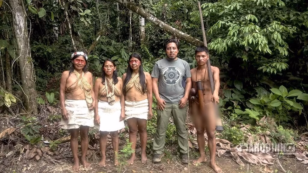 Bộ tộc Huaorani dùng những cái ống thổi, gọi là umena, dài khoảng 4m, nặng 10 - 15 kg để săn khỉ và chim. Ngoài ra, họ còn dùng một loại giáo dài đến 2m làm vũ khí, gọi là tapa khi săn bắt thú rừng làm thức ăn. Ảnh: notyouraverageamerican.com.