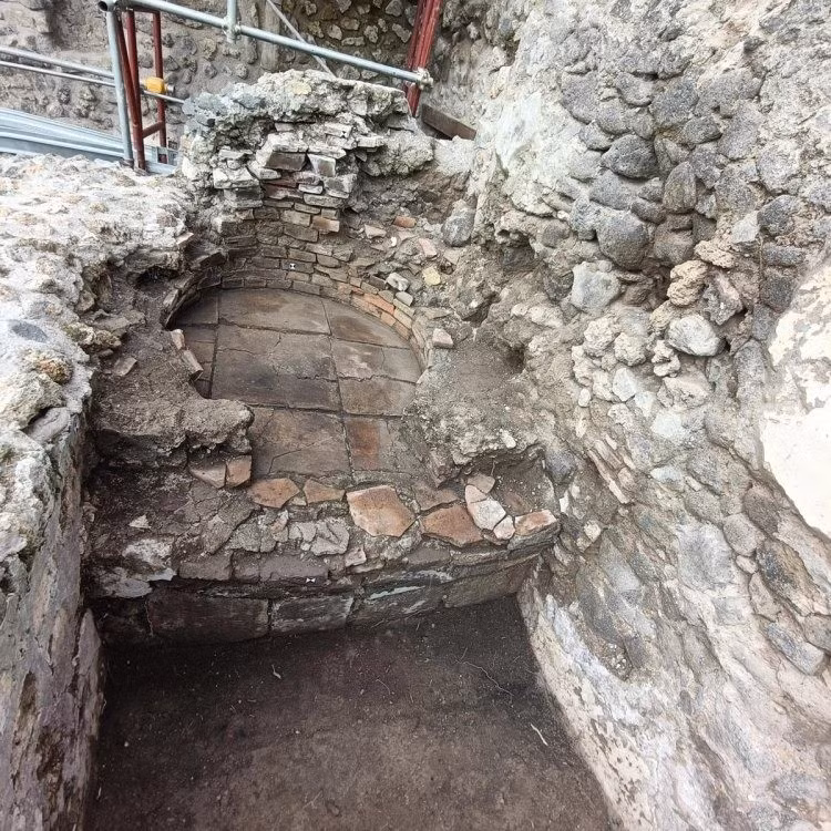 Tại địa điểm này, nhóm nghiên cứu đã phát hiện lò nung, đá cẩm thạch và đồ gốm... Những hiện vật này có niên đại sau khi núi lửa Vesuvius phun trào vào năm 79 sau Công nguyên. Ảnh: theartnewspaper.com.