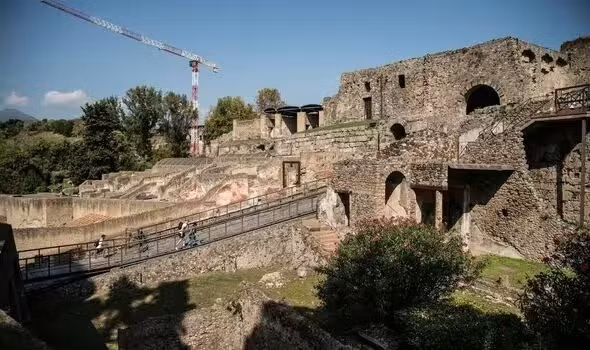 Ngoài ra, các cư dân sinh sống ở Pompeii đào bới, tìm kiếm những kho báu giá trị như vàng bạc, tiền xu... bị chôn vùi trong tro bụi núi lửa. Những thứ này giúp họ trang trải cuộc sống. Ảnh: Getty.
