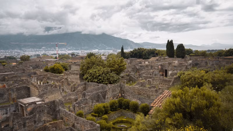 Trong một thông cáo báo chí, nhóm nghiên cứu cho biết không phải người nào cũng có đủ điều kiện để bắt đầu một cuộc sống mới ở nơi khác. Điều này có thể giải thích tại sao một số cư dân đã quay trở lại Pompeii sau khi nơi đây bị tàn phá bởi vụ phun trào núi lửa. Ảnh: thinktv.org.