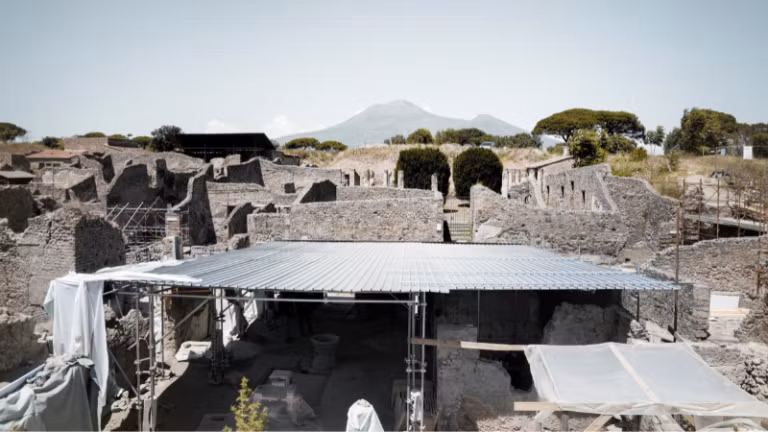 Sau khi Pompeii bị phá hủy, hoàng đế La Mã Titus đã cử quan chức đến Pompeii và thị trấn Herculaneum gần đó để duy trì trật tự, hỗ trợ các nạn nhân cũng như tái thiết các thành phố bị tàn phá. Dù vậy, Pompeii không bao giờ trở lại thời kỳ hoàng kim như trước khi núi lửa Vesuvius "thức giấc" năm 79 sau Công nguyên. Ảnh: thinktv.org.