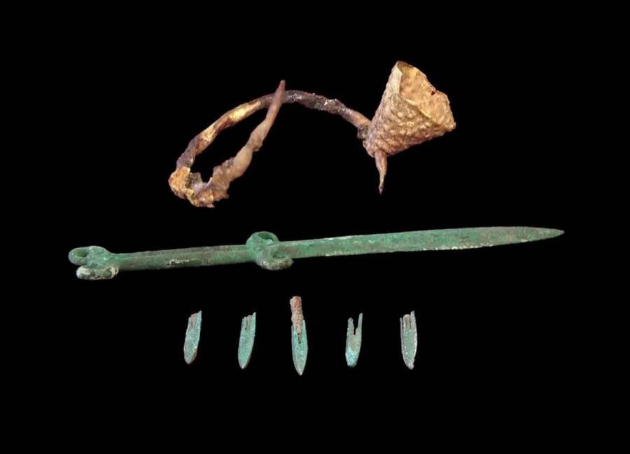 View - Giật mình thấy chiến binh cầm kiếm đồng 2.500 năm tuổi trong mộ cổ | Báo Tri thức và Cuộc sống - TIN TỨC PHỔ BIẾN KIẾN THỨC 24H