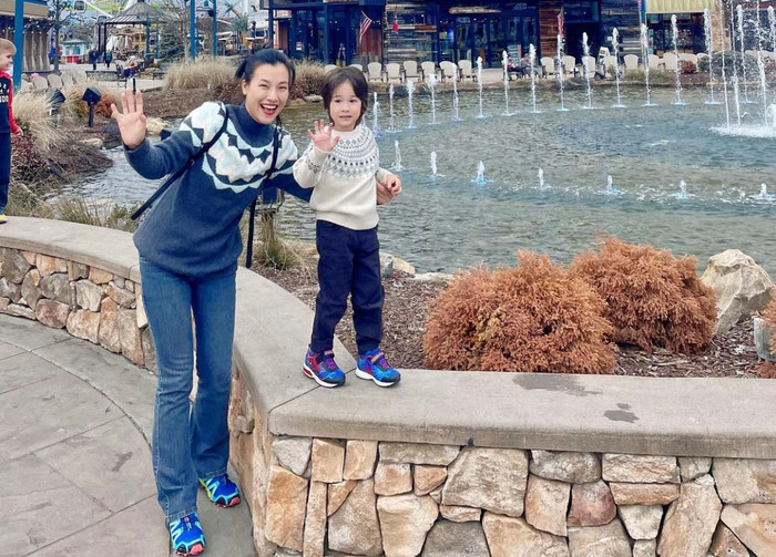 MC Hoàng Oanh tiết lộ phải mặc lại đồ cũ của mẹ ảnh 1