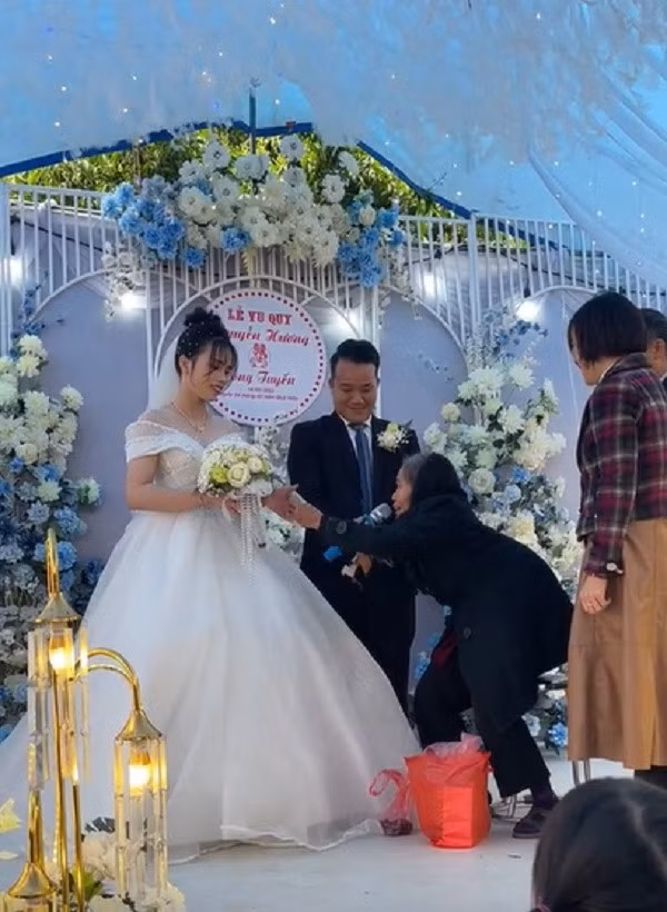 Rơi nước mắt clip bà nội lưng còng trao hồi môn cho cháu gái ảnh 3