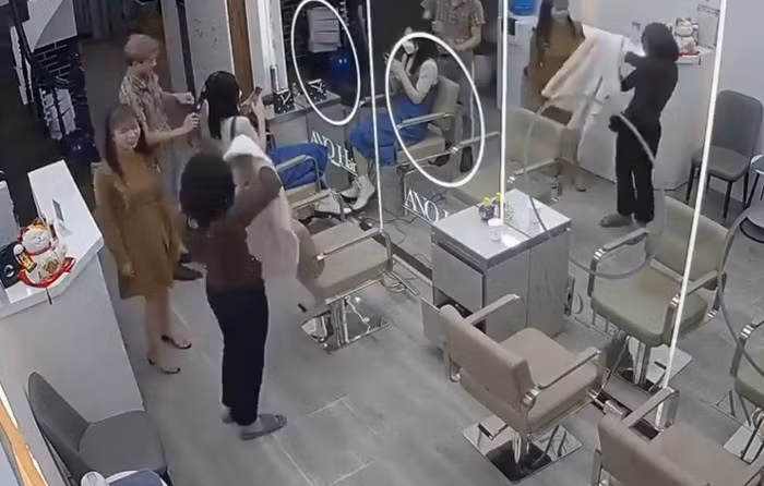 Gái xinh làm tóc xong vẫn phải quay lại tiệm 5 lần ảnh 9 Gái xinh làm tóc xong vẫn phải quay lại tiệm 5 lần ảnh 9