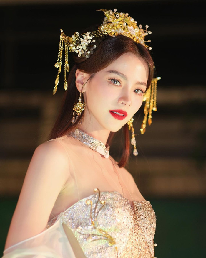 Baifern Pimnachok khiến netizen "hú hồn" vì đeo khuyên mũi, thắt bím tóc ảnh 5