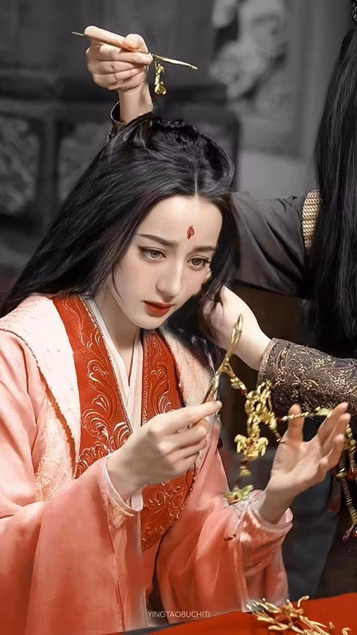 Từng là chị em tốt, giờ Địch Lệ Nhiệt Ba lại bị Dương Mịch hại thê thảm? Ảnh 2