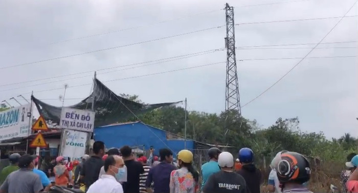 Người phụ nữ khỏa thân nhún nhảy trên đỉnh trụ điện cao thế ảnh 3