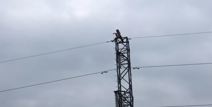 Người phụ nữ khỏa thân nhún nhảy trên đỉnh trụ điện cao thế ảnh 1