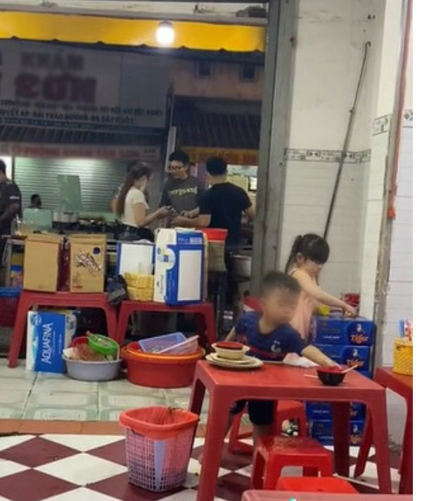 Bé trai 2 tuổi giúp bố mẹ dọn quán gây sốt mạng xã hội ảnh 3