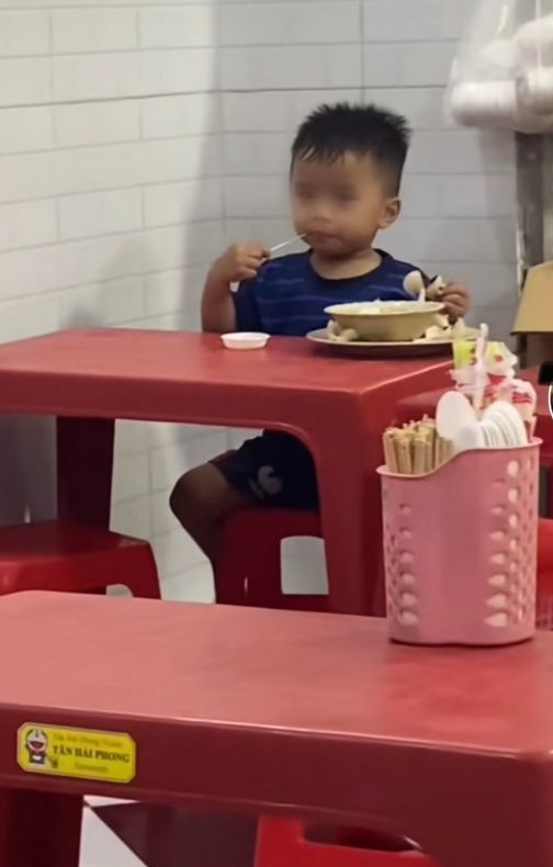 Bé trai 2 tuổi giúp bố mẹ dọn quán gây sốt mạng xã hội ảnh 5