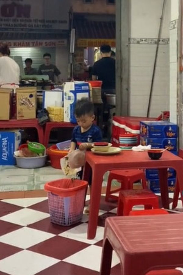 Bé trai 2 tuổi giúp bố mẹ dọn quán gây sốt mạng xã hội ảnh 1