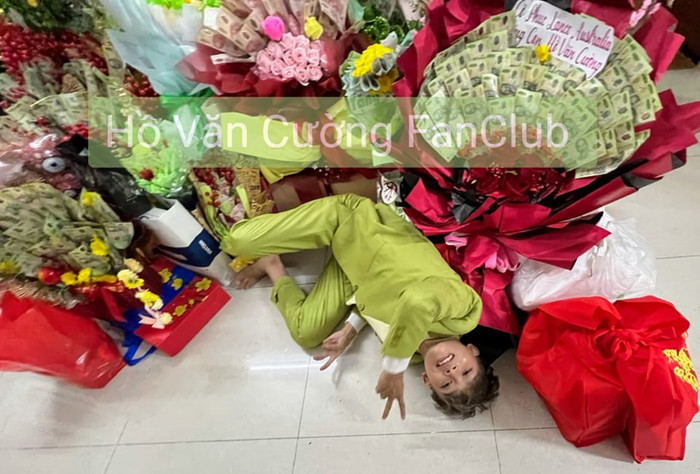 Hồ Văn Cường gây xôn xao với hình ảnh nằm giữa đống tiền ảnh 3 Hồ Văn Cường gây xôn xao với hình ảnh nằm giữa đống tiền ảnh 3