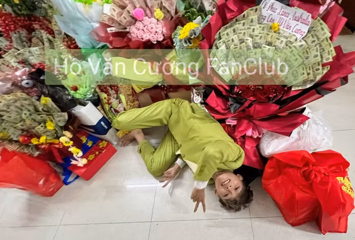 Hồ Văn Cường gây xôn xao với hình ảnh nằm giữa đống tiền ảnh 3