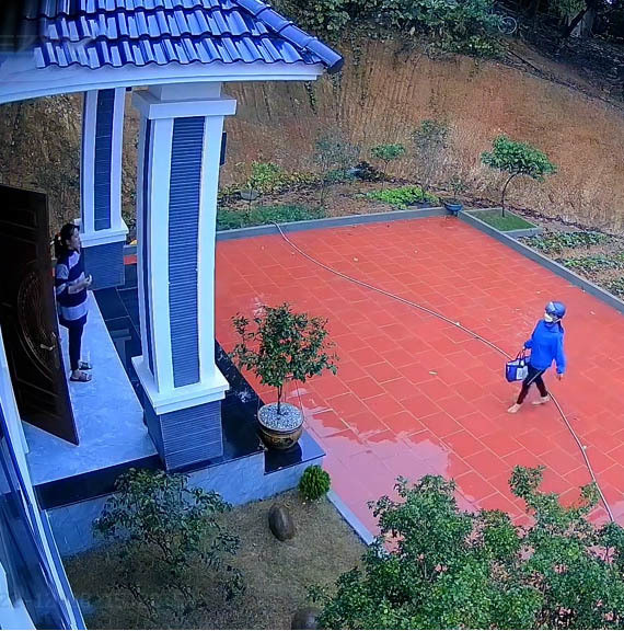 Mẹ đội mưa gió mang cháo sang thăm, con gái 'ứa nước mắt' ảnh 1