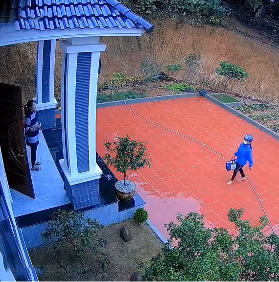 Mẹ đội mưa gió mang cháo sang thăm, con gái 'ứa nước mắt' ảnh 1