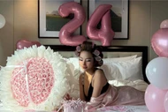Mê mẩn bộ ảnh sinh nhật của bạn thân TikToker Xuân Ca