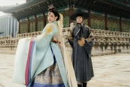 Vợ chồng Joyce Phạm khoe ảnh cổ trang tại Hàn Quốc, visual chuẩn “hoàng tộc”