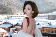 Hot girl Chu Mạc Thúy Quỳnh khoe lưng trần quyến rũ giữa trời tuyết